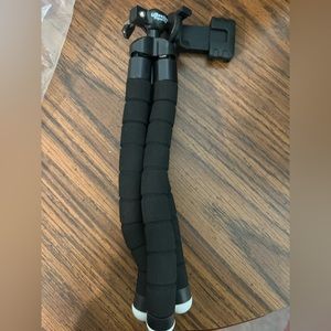 Tripod with Bluetooth clicker